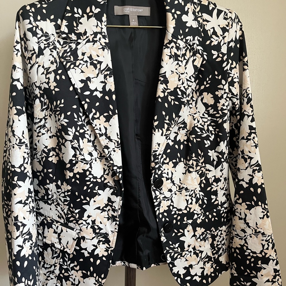 Croft & Barrow Black and White Floral Blazer in a great condition.